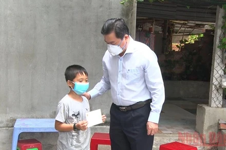 Chủ tịch UBND tỉnh Phú Yên, ông Trần Hữu Thế trao quà hỗ trợ cho con của bệnh nhân Covid-19 tử vong tại xã Hòa An, huyện Phú Hòa.