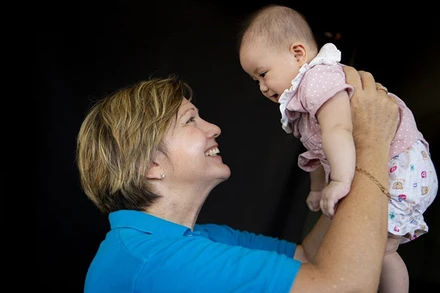 Bà Rana Flowers cùng một em bé. (Ảnh: UNICEF Việt Nam)