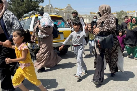 Người dân Afghanistan đổ về sân bay quốc tế Hamid Karzai ở Kabul, Afghanistan ngày 16/8/2021. (Ảnh: Reuters)