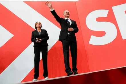 Lãnh đạo Đảng Dân chủ Xã hội (SPD), ứng cử viên hàng đầu cho vị trí thủ tướng mới của Đức, ông Olaf Scholz và phu nhân khi kết quả thăm dò sau bầu cử Quốc hội Đức được công bố ngày 26/9/2021. (Ảnh: Reuters)