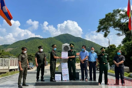 Lãnh đạo Đồn Biên phòng Cửa khẩu Chiềng Khương đón nhận quà chúc mừng của Đại đội 212 tại cột mốc 207.