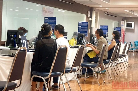 Người dân đang làm thủ tục trước khi tiêm vaccine tại một bệnh viện ở thủ đô Bangkok. (Ảnh: NAM ĐÔNG)