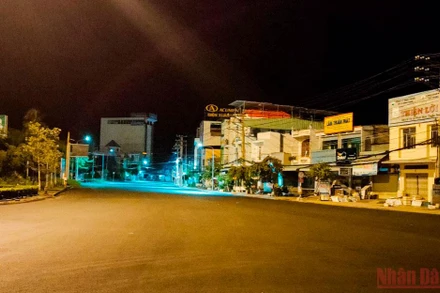 Tuyến Quốc lộ 30 ngang qua trung tâm TP Cao Lãnh, tỉnh Đồng Tháp nhộn nhịp giờ trở nên vắng lặng (Ảnh chụp tối 4/9).