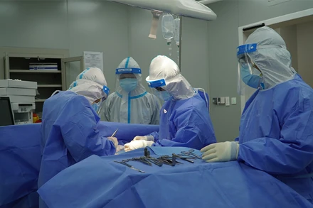 Các bác sĩ Bệnh viện Hồi sức Covid-19 đang mổ cấp cứu cho bệnh nhân G.N (Ảnh: Bệnh viện cung cấp)