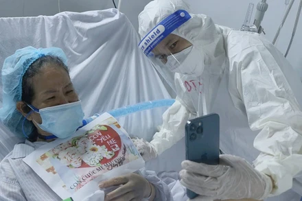 Bệnh nhân Trần Thị Tuyết và món quà sinh nhật đặc biệt. (Ảnh: Bệnh viện cung cấp).