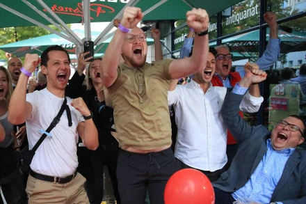 Những người ủng hộ Đảng Dân chủ Xã hội (SPD) phản ứng sau cuộc bỏ phiếu đầu tiên cho cuộc bầu cử ở Berlin, Đức, ngày 26/9. (Ảnh: Reuters)