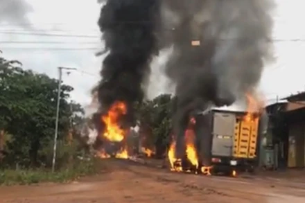 Hiện trường vụ cháy xe chở nhiên liệu. 