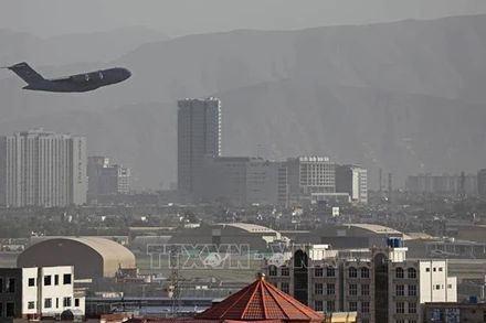 Một máy bay cất cánh từ sân bay ở thủ đô Kabul, Afghanistan ngày 27/8/2021. (Ảnh: AFP/TTXVN)