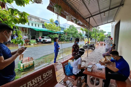 Lấy mẫu test nhanh sàng lọc cộng đồng ở phường 1, TP Cà Mau. 