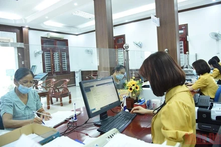 BHXH Hà Tĩnh đẩy mạnh cải cách thủ tục hành chính tạo điều thuận lợi để người dân dễ dàng tiếp cận chính sách an sinh xã hội. (Ảnh: NGÔ TUẤN). 