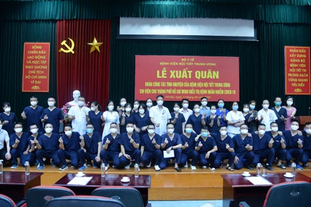 Các bác sĩ của Bệnh viện trong lễ xuất quân. (Ảnh: Bệnh viện cung cấp)