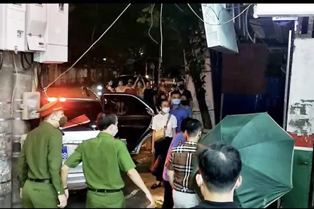 Lực lượng chức năng khám xét nhà Đại tá Phùng Anh Lê.