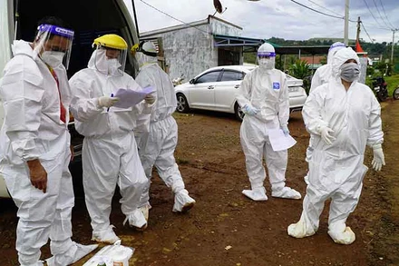 Trung tâm kiểm soát bệnh tật tỉnh Đắk Nông tăng cường 50 cán bộ, nhân viên y tế đến huyện Đắk R’Lấp truy vết, dập dịch.