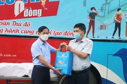 Trao “Túi An sinh Công đoàn” cho người lao động xí nghiệp xe Buýt 10-10 Hà Nội