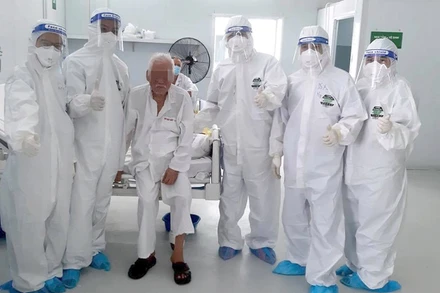 Ông T.V.T, 83 tuổi được xuất viện sau 2 tuần điều trị. (Ảnh: BVCC)