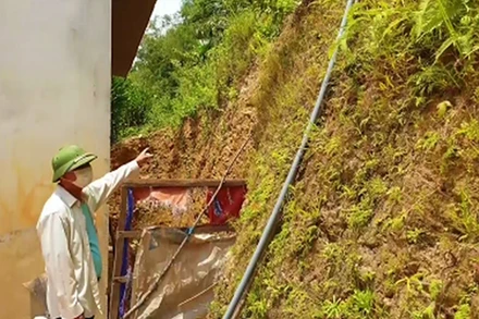 Nhà dân xã Hưng Trạch, huyện Bố Trạch làm sát chân núi có nguy cơ bị sạt lở trong mùa mưa lũ.