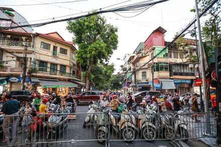 Phớt lờ lệnh cấm tụ tập, người dân vẫn lên phố Hàng Mã đón Trung thu