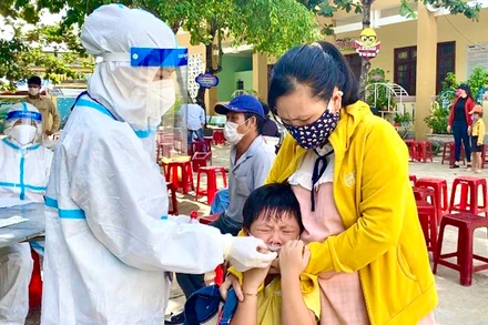 Điểm lấy mẫu xét nghiệm cộng đồng tại trường Tiểu học Tân Mỹ, xã Nghĩa An. Tại đây, hơn 1.400 người dân được lấy mẫu khẩn cấp để tìm F0. 