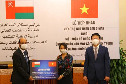 Đại sứ Oman Saleh Mohamed Ahmed Al Suqri trao tượng trưng khoản hỗ trợ trị giá 300 nghìn USD cho đại diện Ủy ban Trung ương MTTQ Việt Nam.