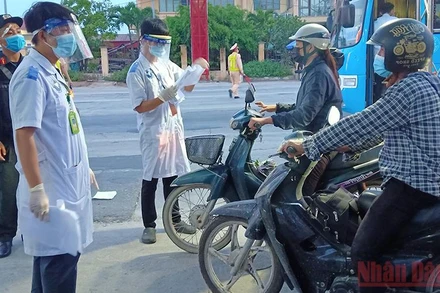 Các chốt kiểm dịch ở Thái Bình siết chặt việc kiểm tra người và phương tiện từ tỉnh Hà Nam vào địa bàn.