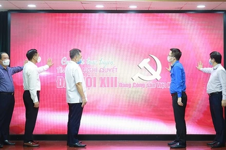 Ấn nút khởi động cuộc thi.