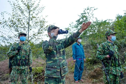 Chiến sĩ Đồn Biên Phòng A Pa Chải (Điện Biên) tuần tra kiểm soát khu vực biên giới. (Ảnh: TTXVN)