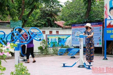 Người dân huyện Đan Phượng tập thể dục ngoài trời. (Ảnh: Nhật Long)