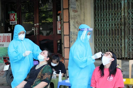 Nhân viên y tế lấy mẫu xét nghiệm sàng lọc Covid-19 cho người dân TP Thanh Hóa.