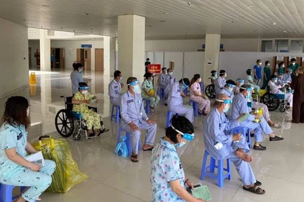  Các bệnh nhân được xuất viện tại Bệnh viện Hồi sức Covid-19 TP Hồ Chí Minh. (Ảnh: LÊ MINH HIỂN)