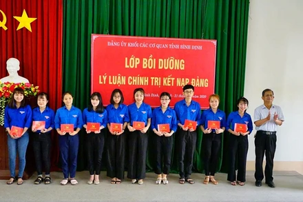 Đảng bộ trường Cao đẳng Bình Định tổ chức lớp bồi dưỡng lý luận chính trị cho Đảng viên mới.