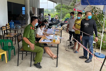 Người dân khai báo y tế tại chốt kiểm dịch thành phố Hòa Bình.