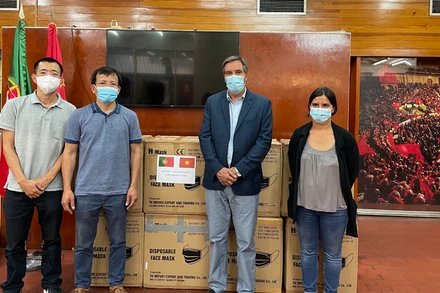 Đồng chí José Capucho, Bí thư Trung ương Đảng Cộng sản Bồ Đào Nha (thứ 2 từ phải sang) tin tưởng rằng truyền thống đoàn kết của Việt Nam là sức mạnh để vượt qua mọi thách thức trong đó có đại dịch Covid-19.