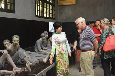 Du khách nước ngoài tham quan tại Nhà tù Hỏa Lò (Ảnh: hoalo.vn)