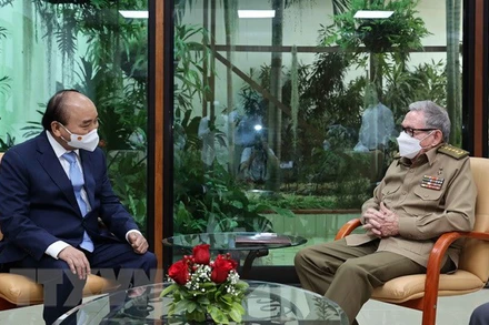 Chủ tịch nước Nguyễn Xuân Phúc chào Lãnh tụ cách mạng Cuba, Đại tướng Raul Castro Ruz. (Ảnh: Thống Nhất/TTXVN)