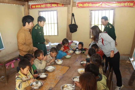 Bữa ăn sáng của học sinh tiểu học điểm trường Buốc Pát được cán bộ, chiến sĩ biên phòng hỗ trợ.