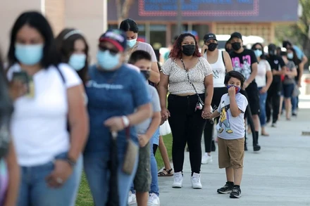 Người dân Mỹ xếp hàng chờ xét nghiệm Covid-19 ở Los Angeles, bang California, Mỹ, ngày 12/8/2021. (Ảnh: REUTERS)