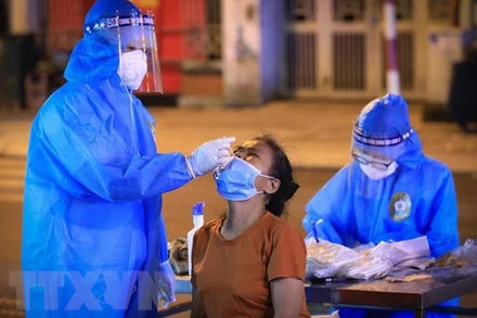 Lấy mẫu xét nghiệm Covid-19. (Nguồn: TTXVN)