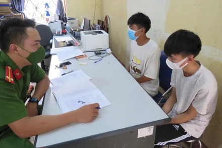 Hai đối tượng Việt và Minh tại cơ quan Công an.