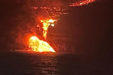 Dung nham từ núi lửa Cumbre Vieja, đảo La Palma tràn xuống biển. (Ảnh: Twitter Viện Hải dương học Tây Ban Nha)