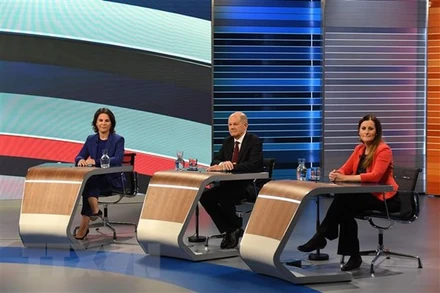 Các ứng viên Thủ tướng Đức: bà Annalena Baerbock (trái) của đảng Xanh và ông Olaf Scholz của đảng Dân chủ Xã hội Đức (SPD - giữa) trong cuộc tranh luận qua truyền hình cuối cùng trước bầu cử tại Berlin, tối 23/9/2021. (Ảnh: AFP/TTXVN)