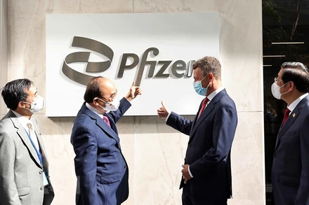 Chủ tịch nước Nguyễn Xuân Phúc đến thăm và làm việc tại Công ty Pfizer. (Ảnh: Thống Nhất/TTXVN)