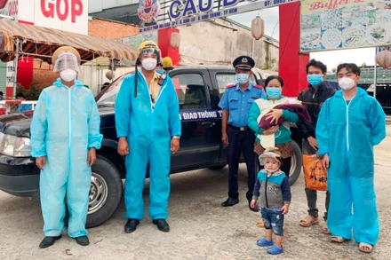 Hình ảnh đẹp của các cán bộ, chiến sĩ khi đưa và đón một sản phụ sinh con an toàn trong mùa dịch.