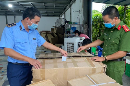 Kho hàng đồ chơi trẻ em không rõ nguồn gốc, xuất xứ chứa hàng chục nghìn sản phẩm, khiến lực lượng chức năng phải đóng vào gần 200 thùng các-tông để tạm giữ.