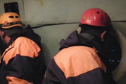 Lực lượng cứu hộ tìm kiếm máy bay mất tích. (Ảnh: TASS)