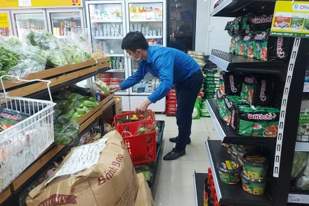 Phó Bí thư Đoàn phường Cửa Nam Đoàn Bảo Trung đến siêu thị chọn hàng cho người dân.