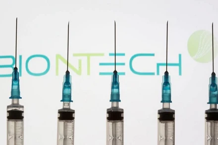 BioNTech đang tiến hành bào chế vaccine cho trẻ từ 5-11 tuổi dựa trên vaccine Comirnaty đã được cấp phép nhưng với liều lượng thấp hơn. (Ảnh: Reuters)