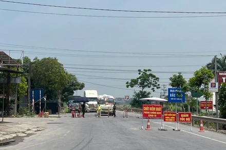 Chốt kiểm soát Covid-19 trên quốc lộ 38 tiếp giáp giữa Hải Dương với Bắc Ninh trước giờ gỡ bỏ.
