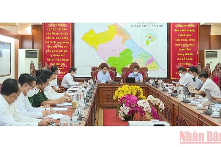 Quang cảnh buổi làm việc giữa Phó Thủ tướng với Ban chỉ đạo phòng chống dịch Covi-19 thành phố Cần Thơ.  