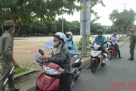 Lực lượng chức năng kiểm tra giấy đi đường của người dân tại chốt kiểm soát trên đường Hùng Vương, phường 3, Tân An.