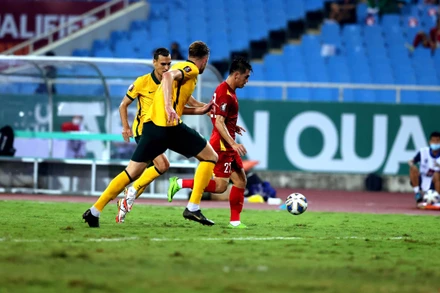 Mặt sân Mỹ Đình xuống cấp thể hiện rõ trong trận đấu giữa đội tuyển Việt Nam và Australia ở vòng loại World Cup 2022 khu vực châu Á (Ảnh: Quang Minh)..